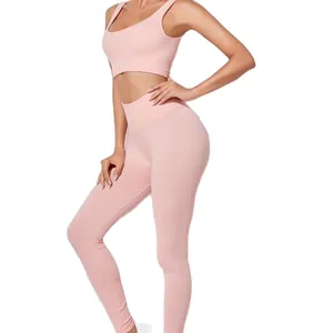 Roze geribbelde naadloze yogaset met sportbeha en legging met hoge taille.