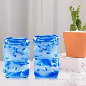 Detailansicht von blauen Eiswürfel-Antistress-Spielzeugen mit Schneeflockenmuster