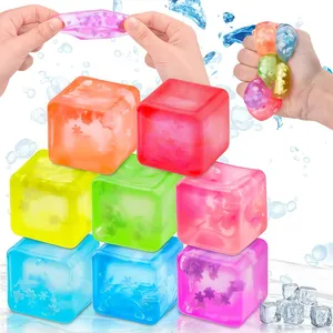 Detailansicht des bunten Schneeflocken-Eiswürfel-Squishy-Spielzeugs zum Stressabbau