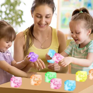 Kinder spielen mit bunten Eiswürfel-Quetschspielzeugen zum Stressabbau