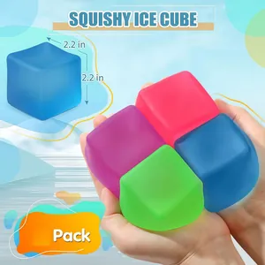 Nahaufnahme von bunten Squishy-Eiswürfel-Spielzeugen zum Stressabbau in den Händen