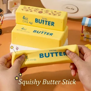 Dettaglio di una mano che preme un morbido giocattolo squishy a forma di burro