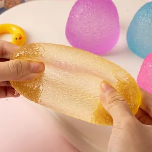 Dettaglio di una pallina antistress gialla traslucida ed elastica in stile maltosio