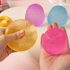 Primo piano di palline antistress colorate spremute per alleviare lo stress