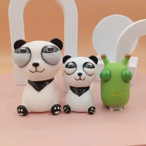 Vista dettagliata dei simpatici giocattoli antistress a forma di panda e alieno.