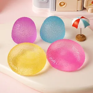 Dettaglio di palline antistress colorate e strutturate in viola, blu, giallo e rosa
