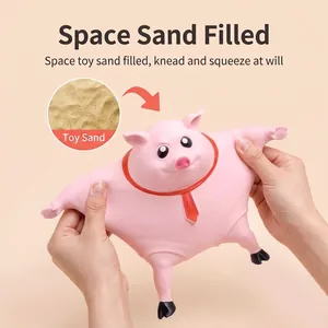 Maialino rosa antistress con sabbia cinetica allungato per un gioco sensoriale divertente.