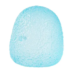 Vista dettagliata della trama di una palla antistress azzurra per il gioco sensoriale