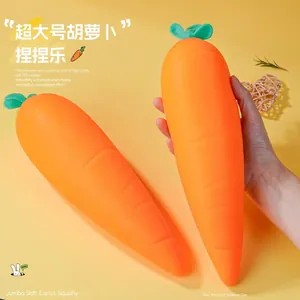 Morbido giocattolo antistress a forma di carota gigante in dettaglio tenuto in mano