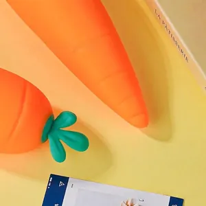 Primo piano della consistenza morbida e dei colori vivaci del giocattolo a carota.