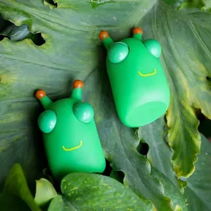 Grappige groene insect knijpspeeltje met pop-ogen voor optimale stressverlichting