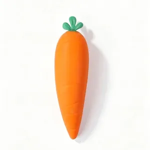 Vista dettagliata di un grande giocattolo squishy a forma di carota arancione antistress