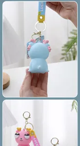 Dettaglio di portachiavi a forma di drago con occhi sporgenti rosa e blu.