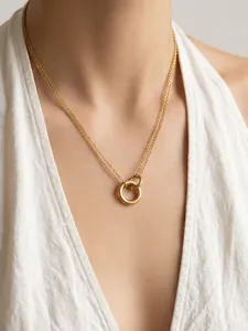 Nahaufnahme einer minimalistischen Edelstahl-Halskette mit Doppelring-Anhänger und Kette