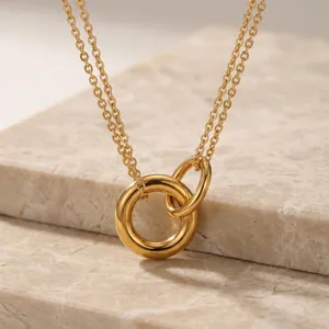 Halskette aus goldenem Edelstahl mit ineinandergreifendem Doppelring-Anhänger und Kette.