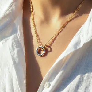 Elegante Edelstahl-Halskette mit Doppelstrang und ineinandergreifenden Ringen für Damen.