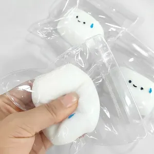 Primo piano di un giocattolo antistress in TPR bianco schiacciato per la consistenza.