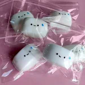 Vista dettagliata di giocattoli squishy a forma di panino bianco con espressione triste