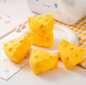 Dettaglio di un giocattolo da spremere a forma di fetta di formaggio giallo per alleviare stress