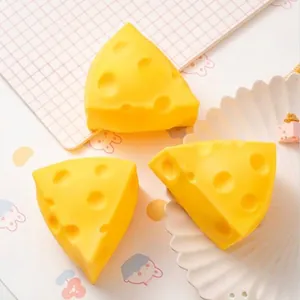 Dettaglio ravvicinato di giocattoli antistress a forma di formaggio giallo