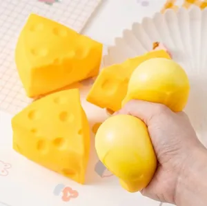 Dettaglio macro di una mano che spreme un morbido giocattolo antistress a forma di formaggio
