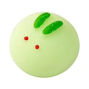 Macro-opname van een zachte groene konijnensquishy met een glad oppervlak en schattige ogen