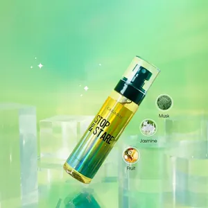 Gros plan d'un vaporisateur de parfum avec des notes de musc, de jasmin et de fruits.