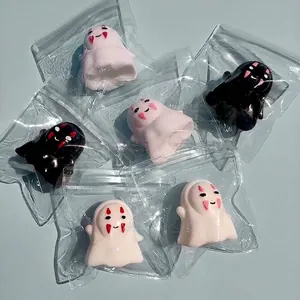Gros plan de jouets squishy fantômes mignons pour soulager le stress d'Halloween