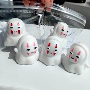 Gros plan détaillé de jouets anti-stress fantômes blancs avec des marques roses en sachets