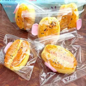 Détail d'un jouet squishy Youtiao en forme de nourriture dans son emballage
