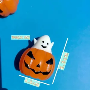 Jouet squishy fantôme citrouille d'Halloween, dimensions 6,5cm x 4,5cm et poids de 55g.