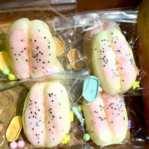 Gros plan de quatre jouets squishy Youtiao créatifs et scintillants en emballage individuel