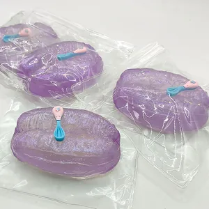 Gros plan de jouets anti-stress en forme de bâtonnets violets pailletés en sachets