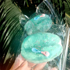 Gros plan sur un jouet anti-stress vert menthe translucide avec des paillettes