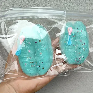 Gros plan d'un jouet spongieux en forme de beignet vert menthe avec paillettes