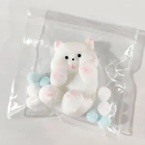 Simpatico gatto bianco squishy antistress con mini pompon colorati nella confezione