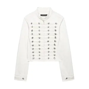 Vista detallada de una chaqueta vaquera blanca de estilo militar con botones plateados