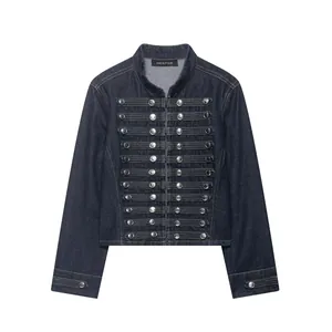 Vista detalle de chaqueta vaquera vintage estilo militar azul oscuro y botones plateados