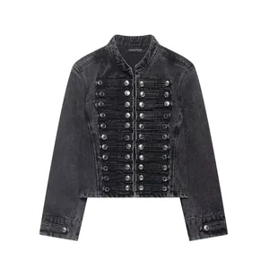 Vista frontal de chaqueta de mezclilla negra lavada con botones de doble botonadura