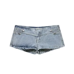 Detalle de pantalones cortos de mezclilla azul claro con botones plateados decorativos