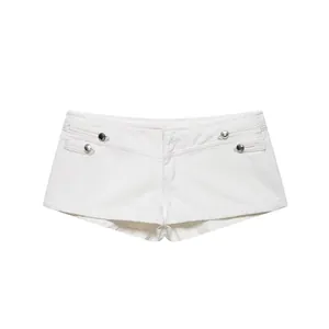 Vista detallada de los pantalones cortos vaqueros blancos retro con botones de doble botonadura