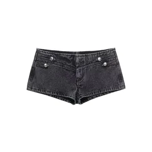Vista detallada de los shorts vaqueros negros lavados con botones plateados cruzados
