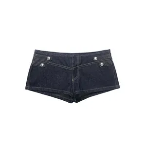 Vista detallada de los shorts de mezclilla azul oscuro con botones dobles