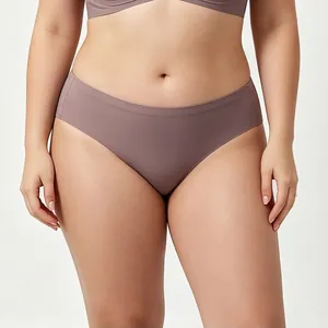 Nahaufnahme der nahtlosen, hochelastischen brasilianischen Slips in Mauve am Model