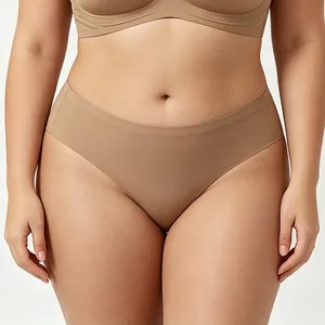 Frontalansicht nahtloser beiger brasilianischer Slip für Damen mit hoher Elastizität