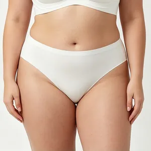 Nahaufnahme Detail der weißen nahtlosen brasilianischen Low-Waist-Slips für Damen.
