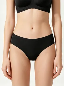 Detail Vorderansicht schwarzer nahtloser Brasil-Slips am Modell mit weichem Stretch