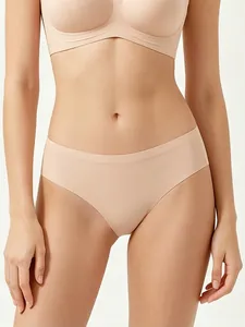 Detailansicht der nahtlosen beige-farbenen brasilianischen Low-Waist-Slips für Damen