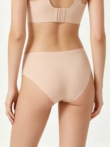 Rückansicht nahtloser hautfarbener brasilianischer Slip mit hoher Elastizität und Passform.