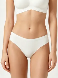 Detailaufnahme einer weißen, nahtlosen, hochelastischen brasilianischen Damen-Panty